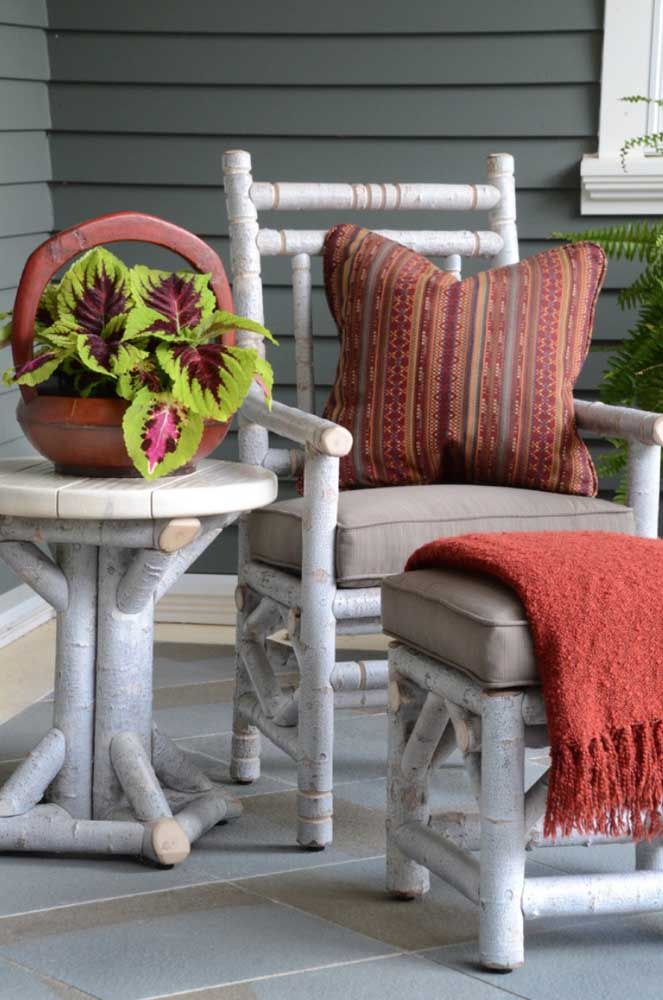 Rendez les meubles rustiques encore plus confortables en utilisant des couvertures et des coussins dessus