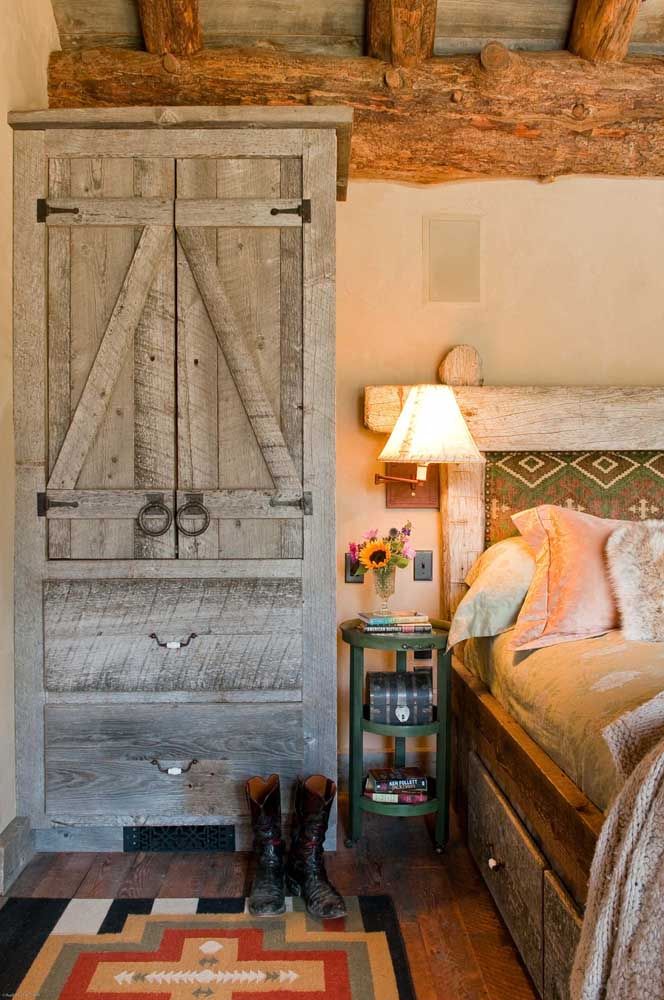 Armoire rustique et lit constituant la chambre simple