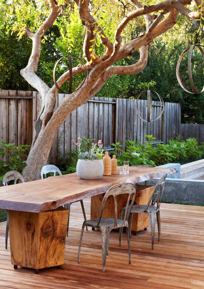 Ici, ce sont les chaises en métal au design moderne qui accompagnent la table en bois rustique