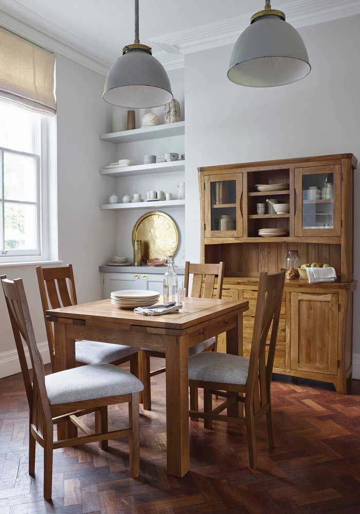 Petite salle à manger décorée avec des meubles rustiques dans le meilleur style de grand-mère