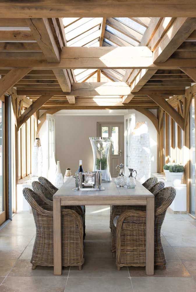 L'aspect du toit en bois apparent est complété par la table et les fauteuils rustiques