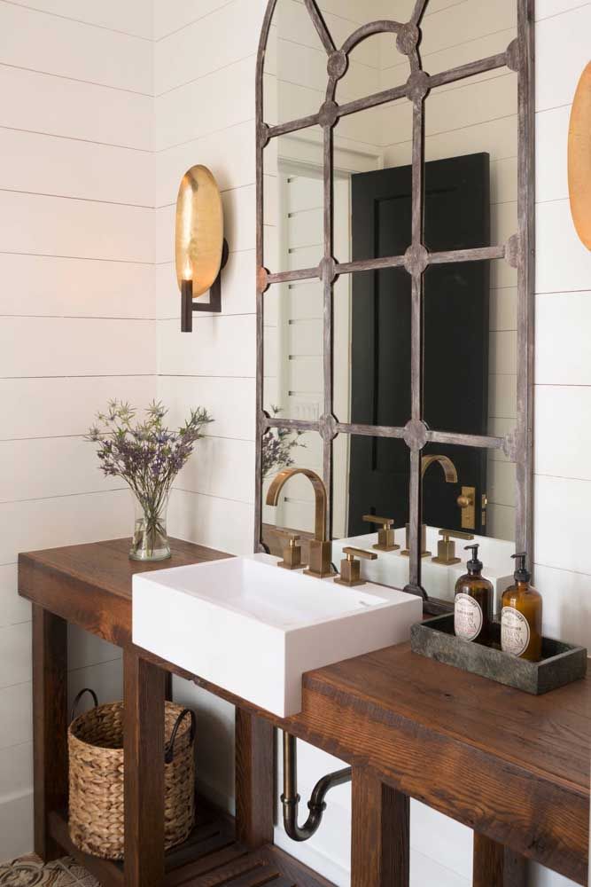 Voyez cette salle de bain et voyez comment les meubles rustiques peuvent rendre les environnements plus confortables 