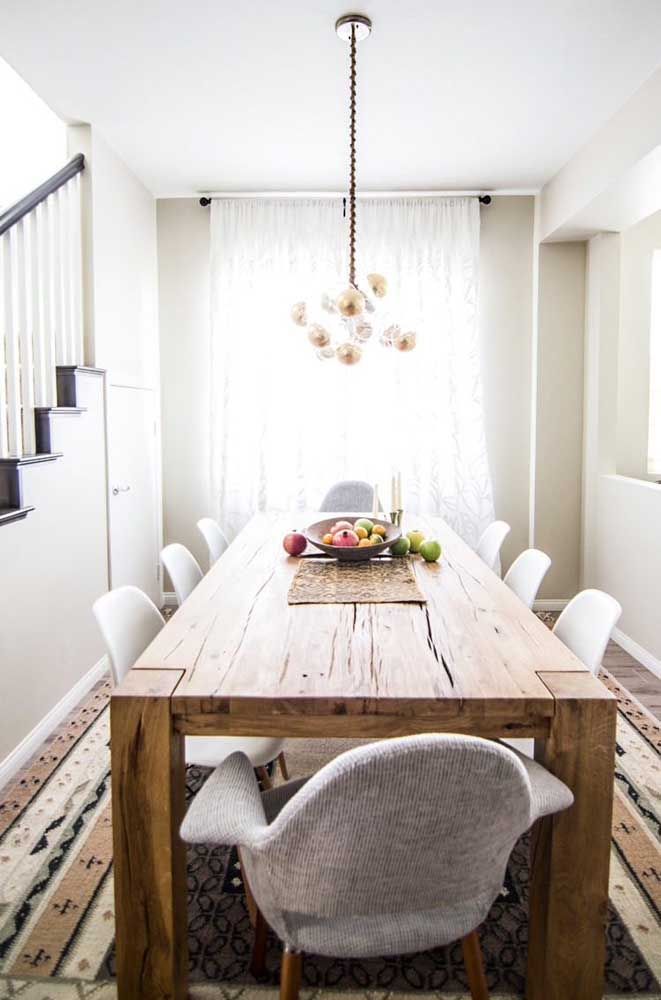 Un beau tapis et des chaises modernes pour accompagner la table en bois rustique