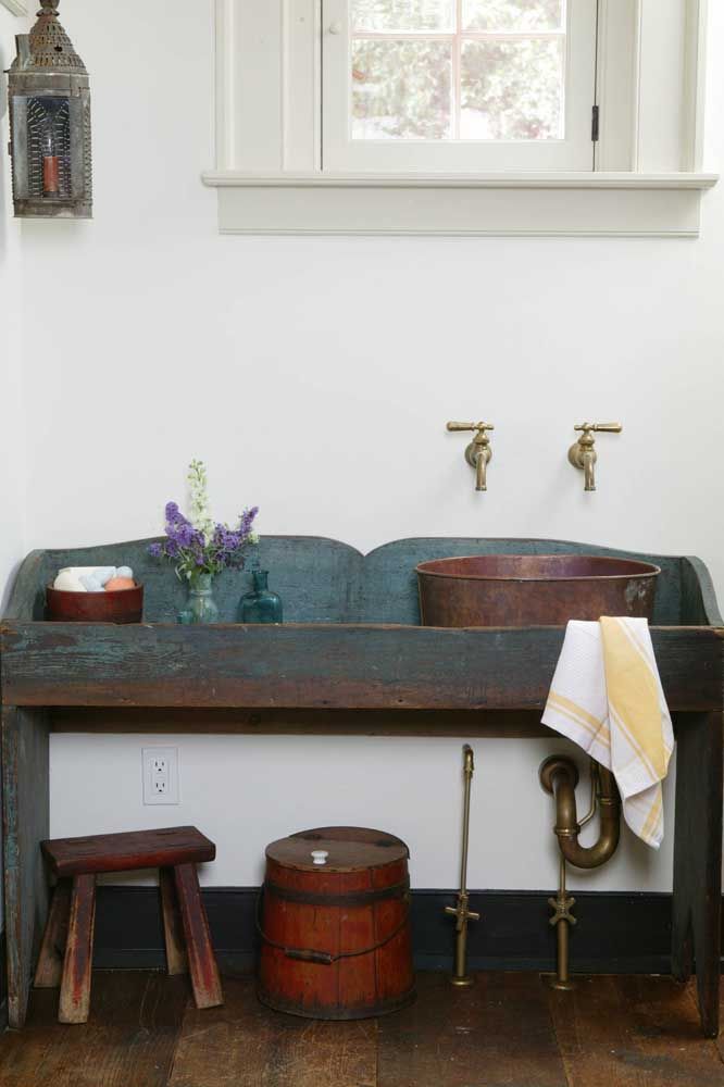Rétro et rustique: tout le charme d'une salle de bain avec un comptoir patiné