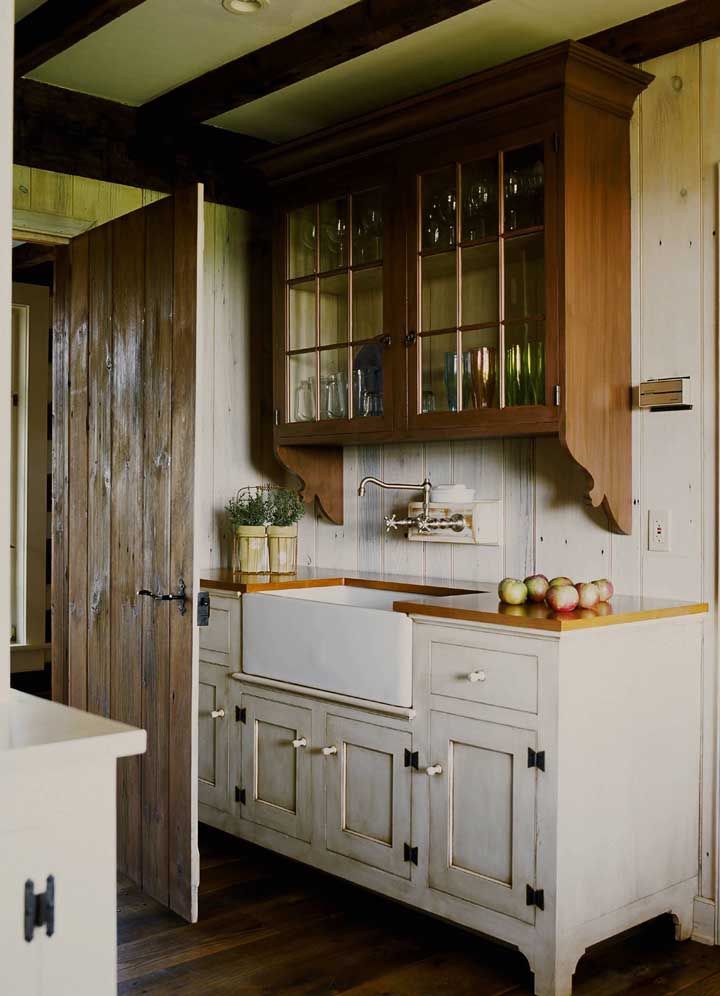 L'armoire rustique et rétro s'intègre parfaitement dans cette cuisine