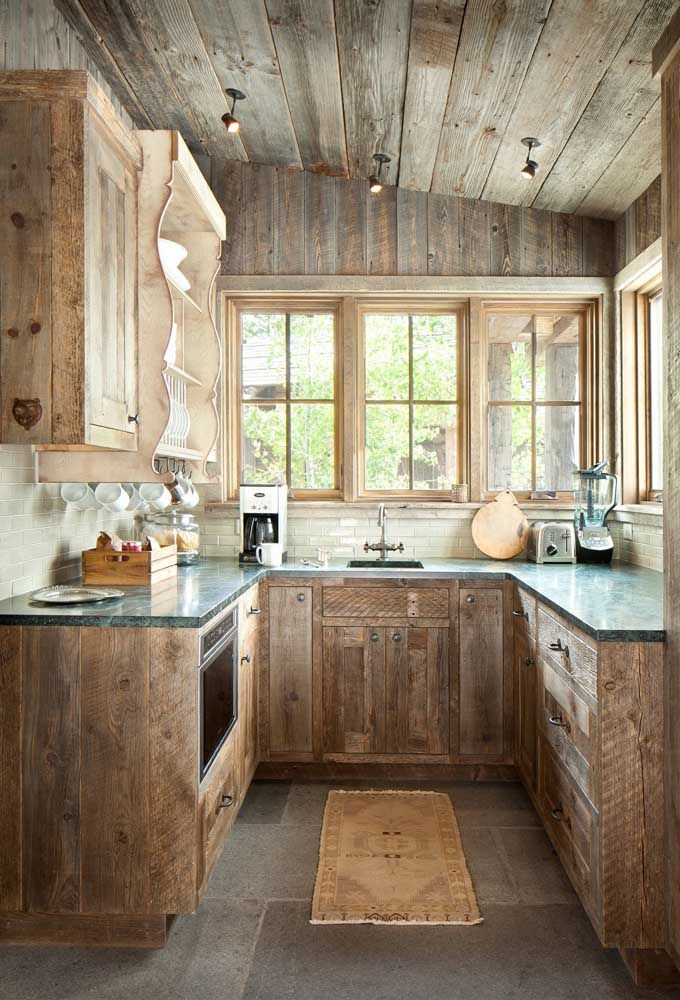 Avez-vous déjà rêvé d'une cuisine avec des meubles rustiques?  Alors celui-ci te fera soupirer