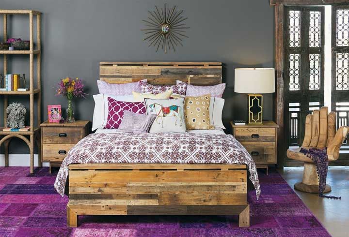 Les tons violets du tapis encadrent le lit en bois rustique, une combinaison frappante de personnalité 