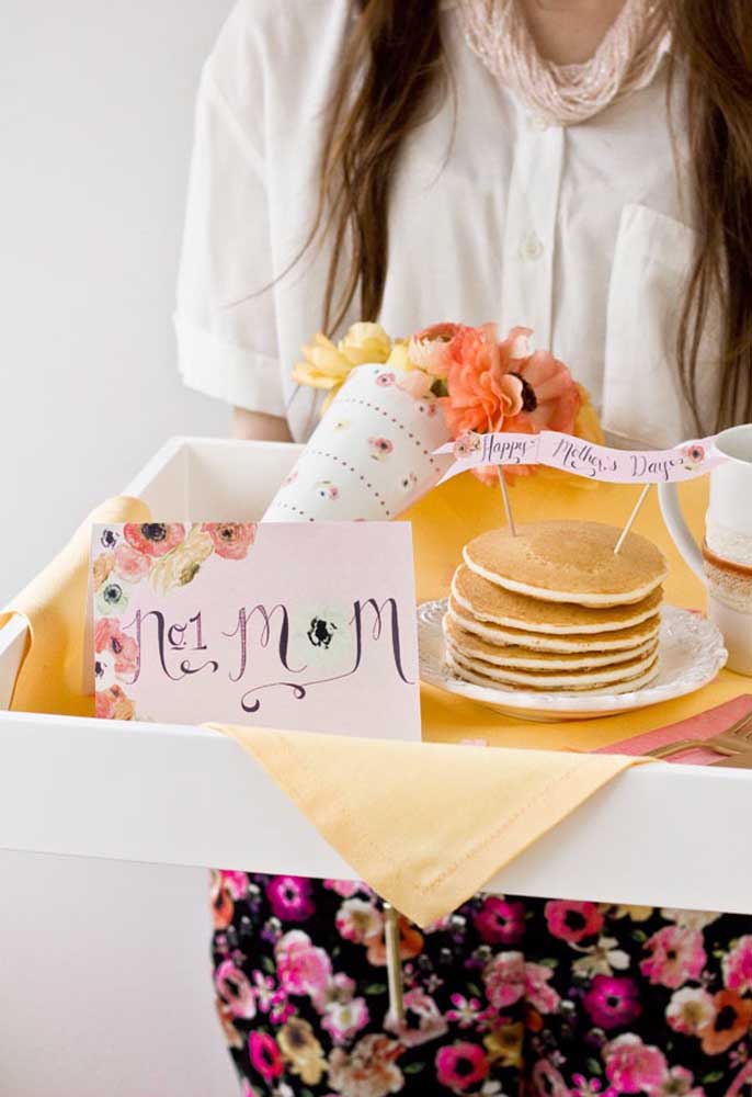 Voulez-vous surprendre votre mère?  Préparez un panier de fête des mères avec les choses qu'elle aime le plus.