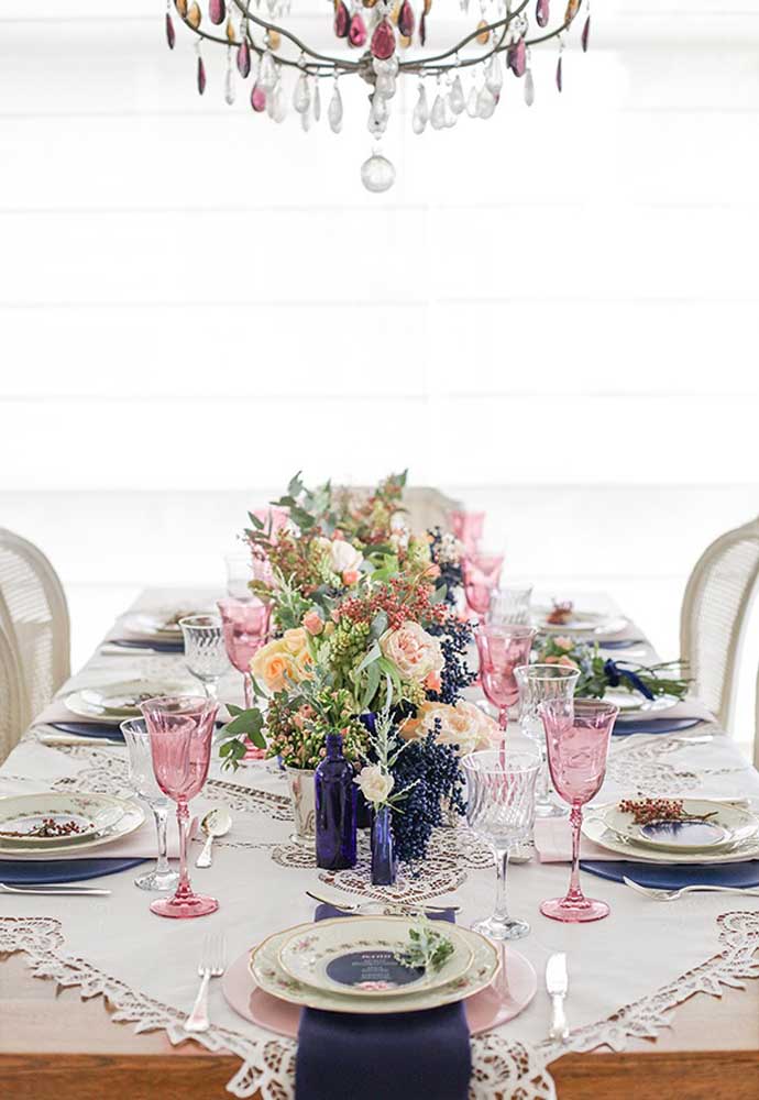Au déjeuner de la fête des mères, décorez la table avec des compositions florales, des verres en cristal et des plats personnalisés.