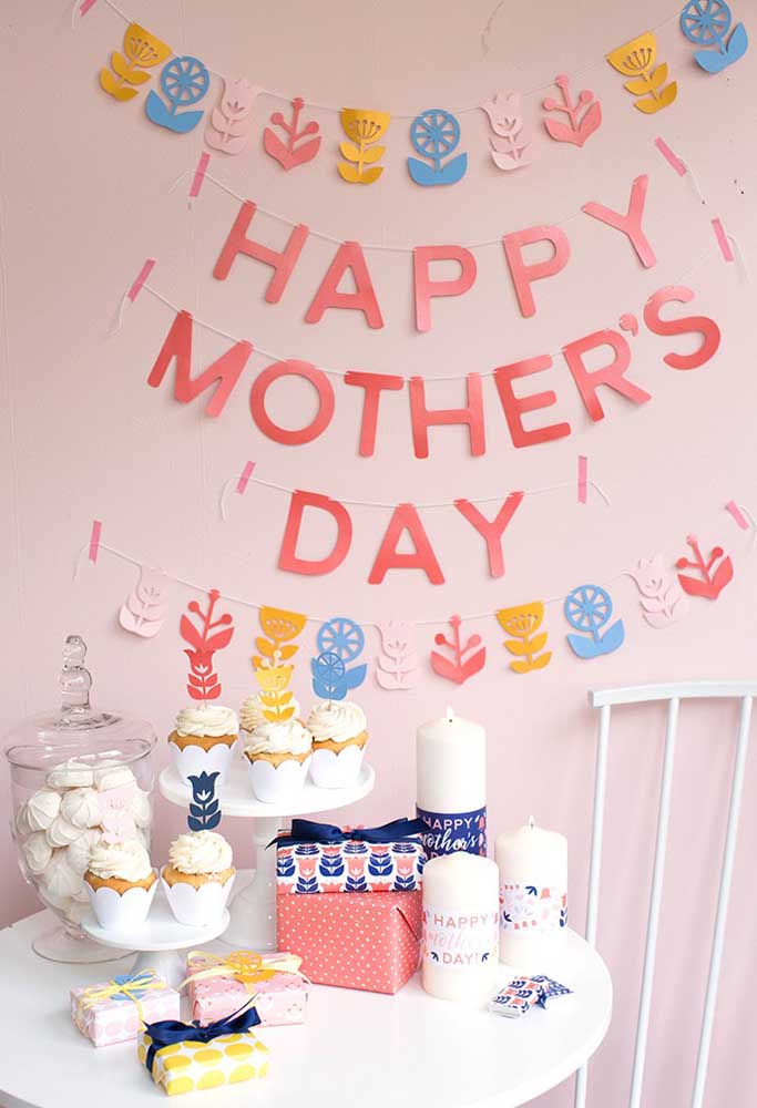 Utilisez du papier de différents motifs et couleurs pour préparer une décoration spéciale pour la fête des mères.