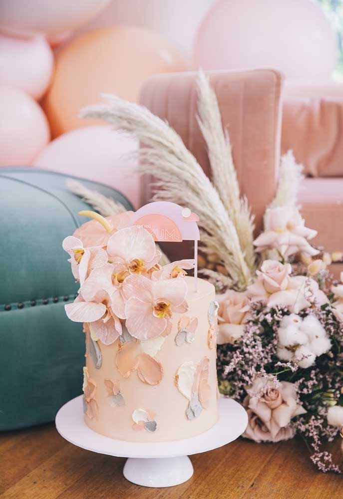 Pour décorer le gâteau de la fête des mères, rien de mieux que d'utiliser des fleurs.