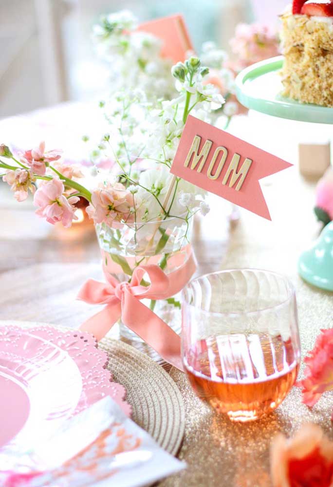 Décorez la table de la fête des mères avec des pancartes portant le mot «maman».