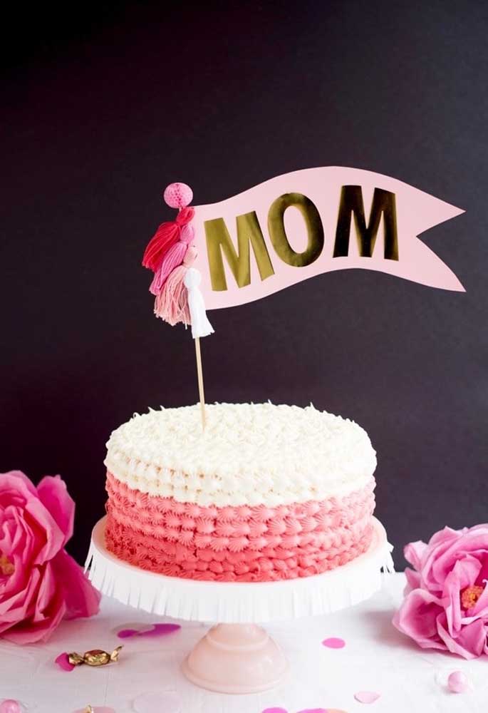 Sur le dessus du gâteau, placez une petite pancarte avec le mot «maman»