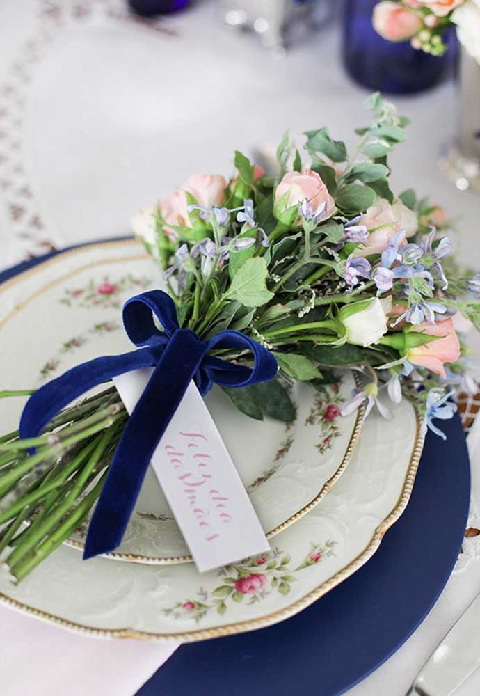Lors de la décoration de la table de la fête des mères, placez un beau bouquet sur le dessus de l'assiette.