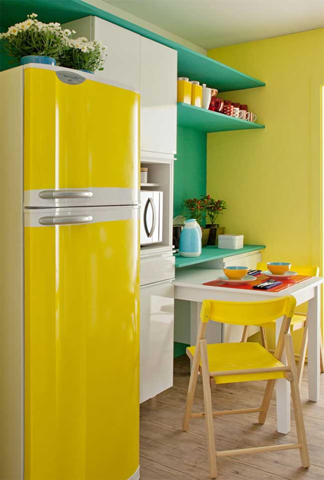 Le réfrigérateur à enveloppe jaune a choisi de laisser apparaître une bande étroite de la couleur d'origine