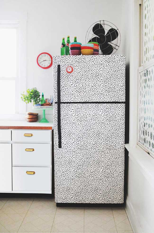 Enveloppe de réfrigérateur: le motif qui ressemble à la peau de jaguar s'est retrouvé dans cette version noir et blanc du réfrigérateur enveloppé