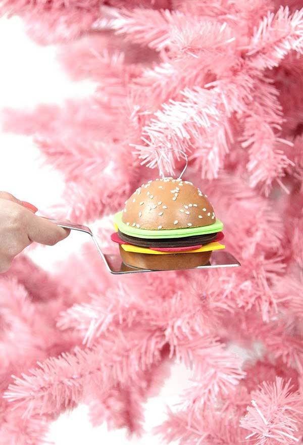 Un petit burger décoré de farce EVA sur le sapin de Noël