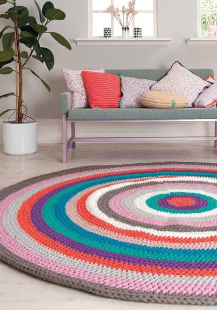 De nombreuses couleurs pour former ce tapis rond au crochet de salon