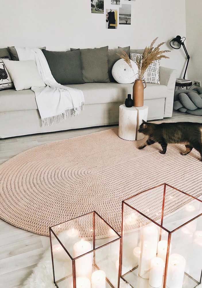 Que diriez-vous d'un modèle de tapis au crochet rose tendre pour donner cette touche romantique et délicate à la pièce?