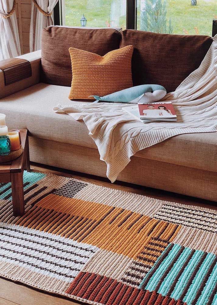 En forme de tapis, ce tapis au crochet s'intègre parfaitement dans la pièce, à la fois dans la combinaison de couleurs et dans la taille