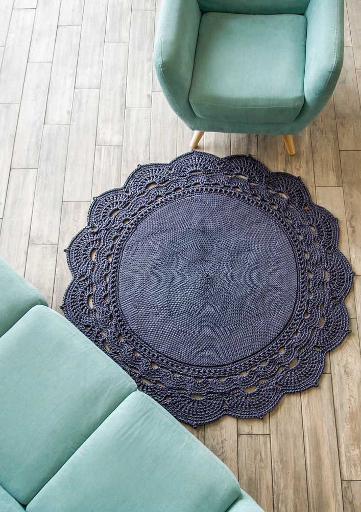 Le bord de ce tapis rond au crochet est le point culminant de la pièce