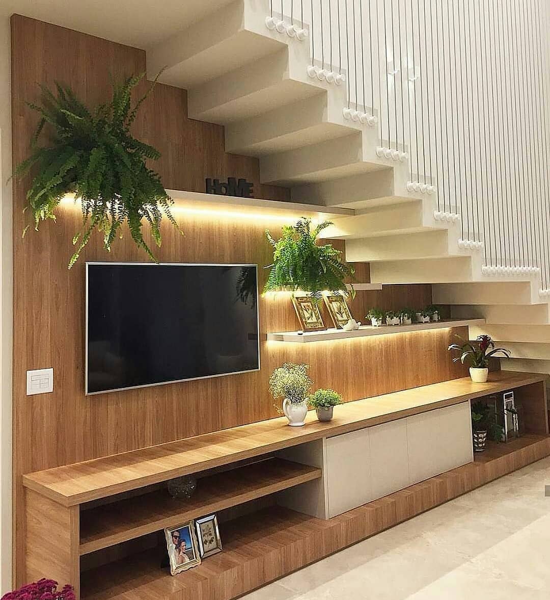 tv-sous-escalier