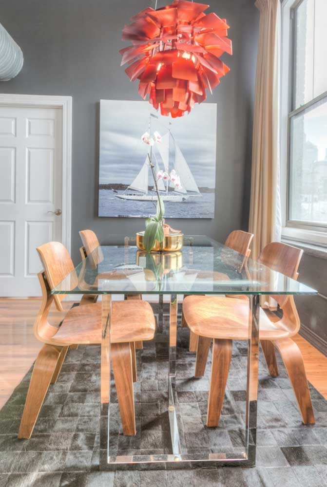 Ici, la table rectangulaire moderne a la décoration glamour du lustre rouge