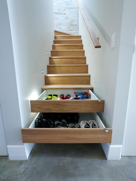 Escalier en bois avec tiroirs