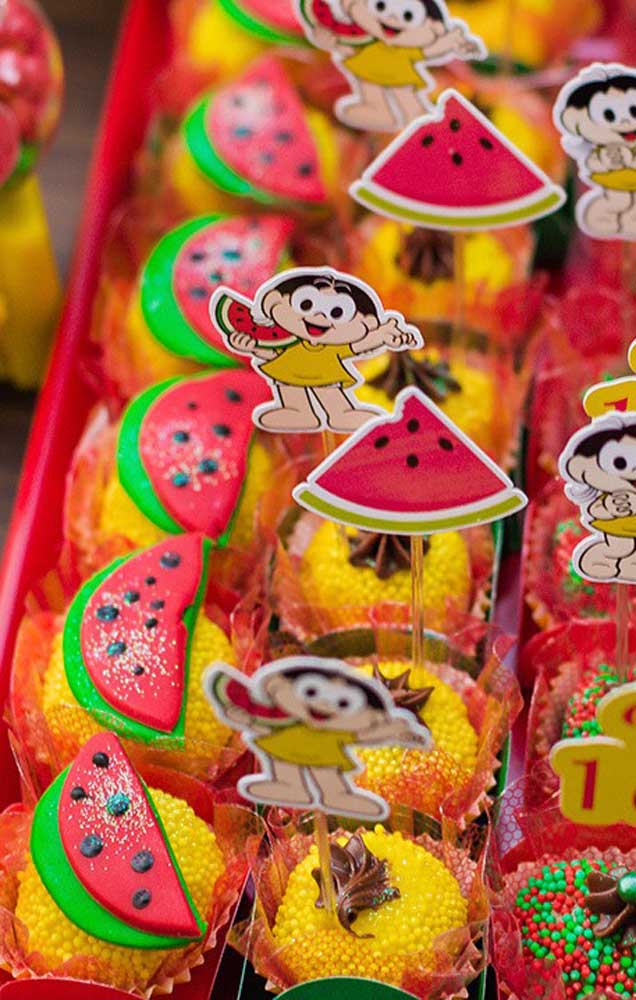 Assortiment de bonbons décorés sur le thème «Magali»;  remarquez l'utilisation de confiserie jaune pour intégrer la décoration de fête