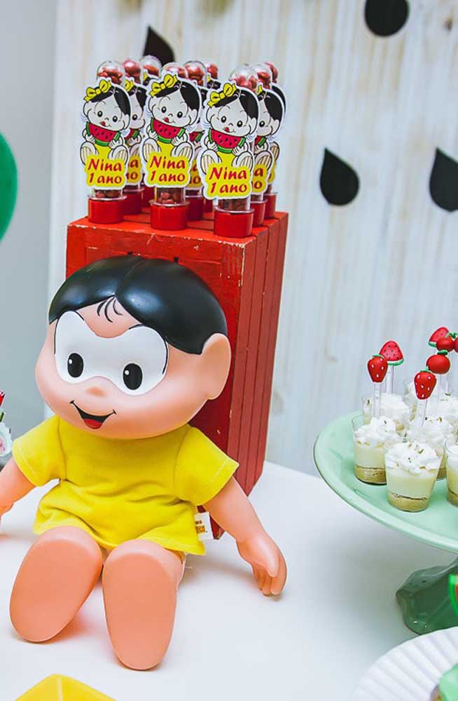 Les poupées sont d'excellentes options pour décorer la table de bonbons avec le thème «Magali»
