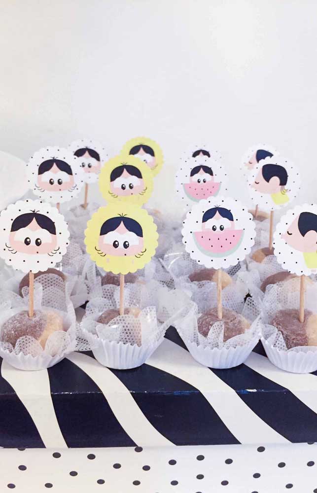 Plusieurs visages différents du personnage impriment ces cupcakes