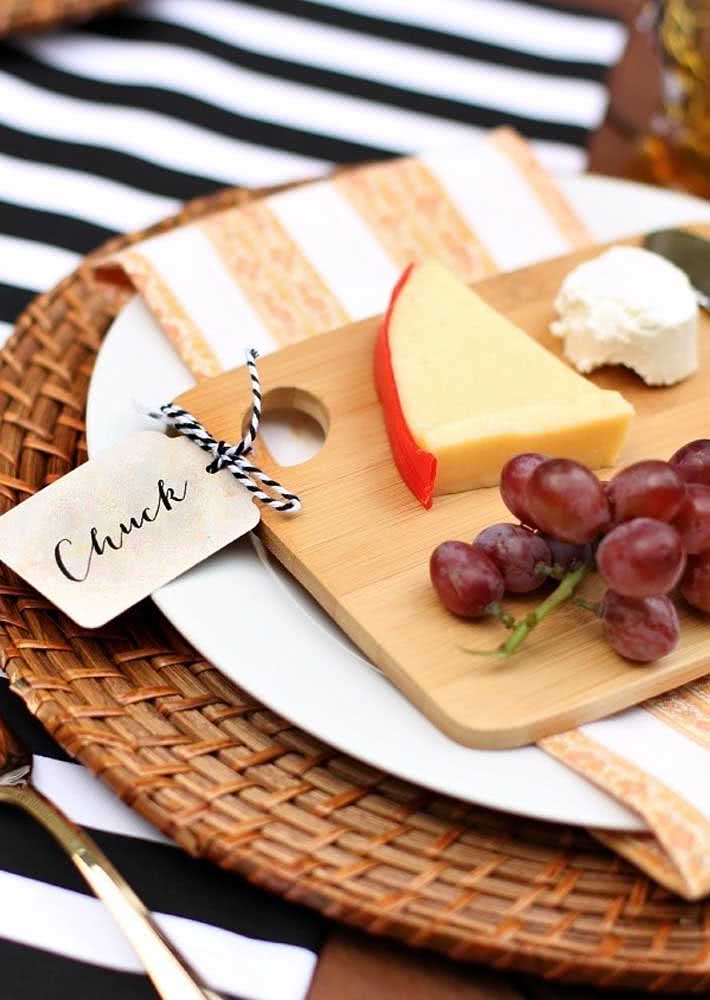 Pour chaque invité, une planche de fromages et de fruits en portions individuelles