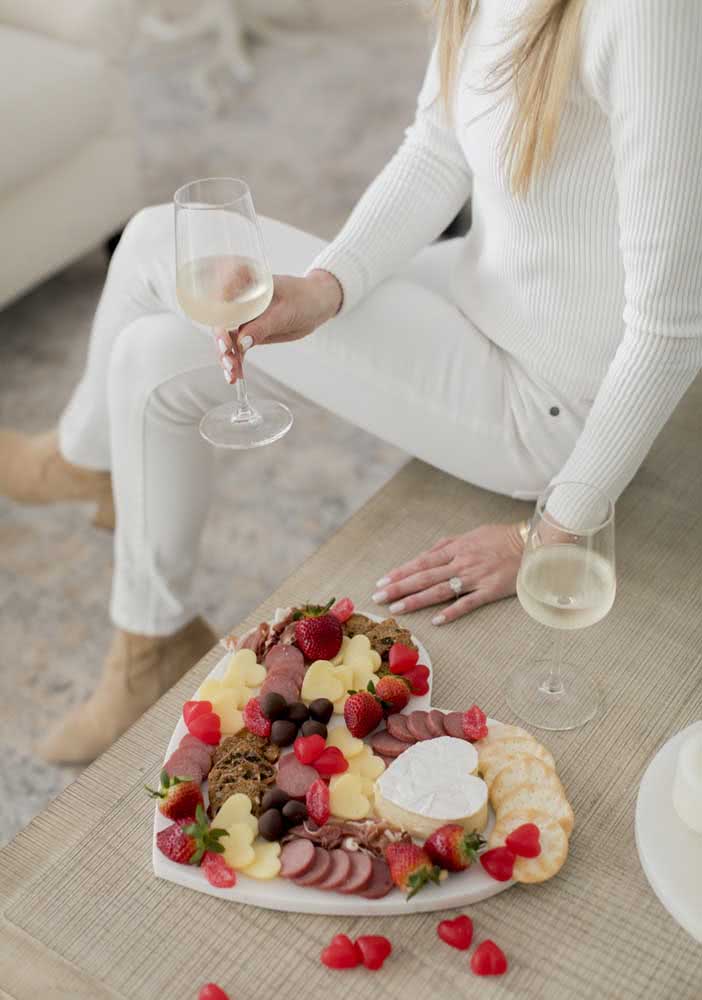 Soirée fromage et vin romantique avec plateau en forme de coeur