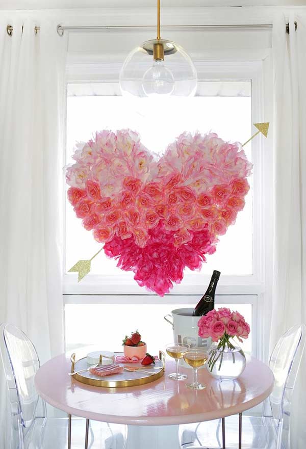 Arrangement avec des fleurs suspendues à une assiette en forme de coeur