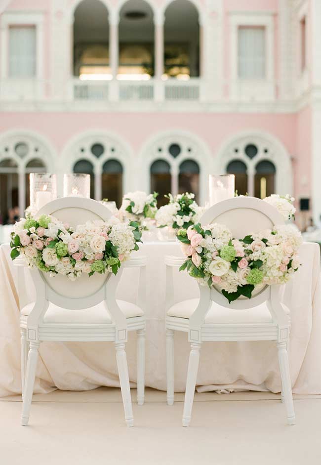 Arrangements floraux pour la chaise des jeunes mariés