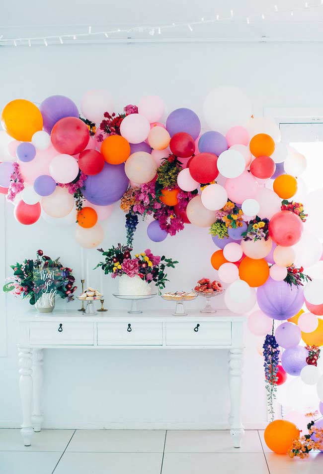Arrangements floraux en décoration avec des ballons pour la fête