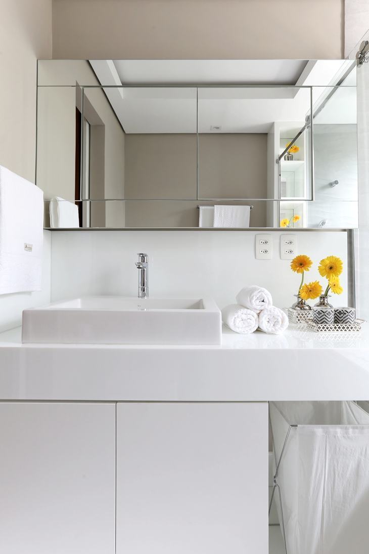 Pour les petites salles de bain, mettez en valeur les couleurs claires pour ne pas rendre l'espace visuellement plus petit.