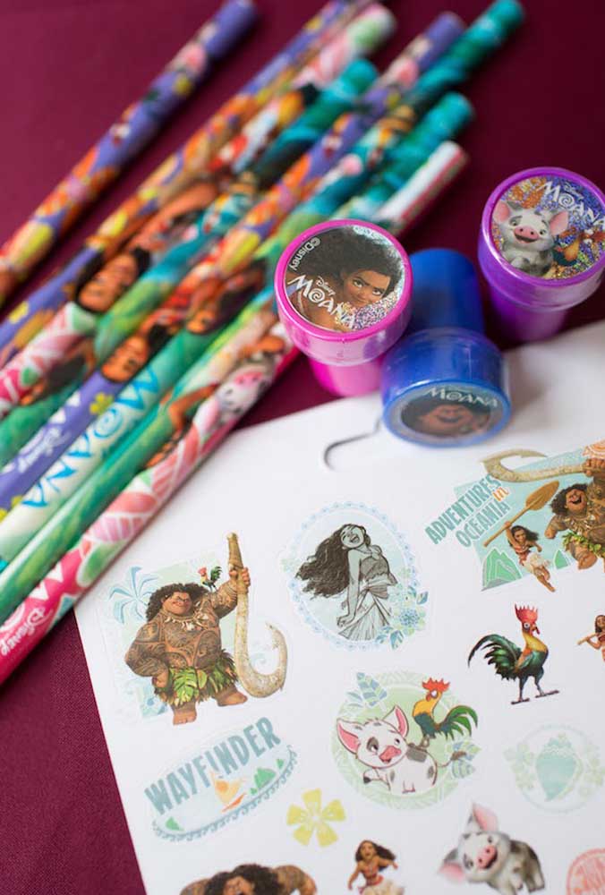 Pour animer les enfants, distribuez des tampons personnalisés avec le thème, papier et crayon