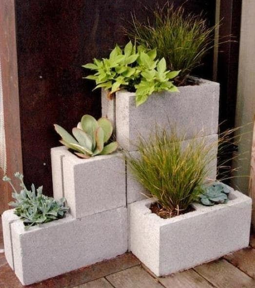 jardin simple sur blocs de béton
