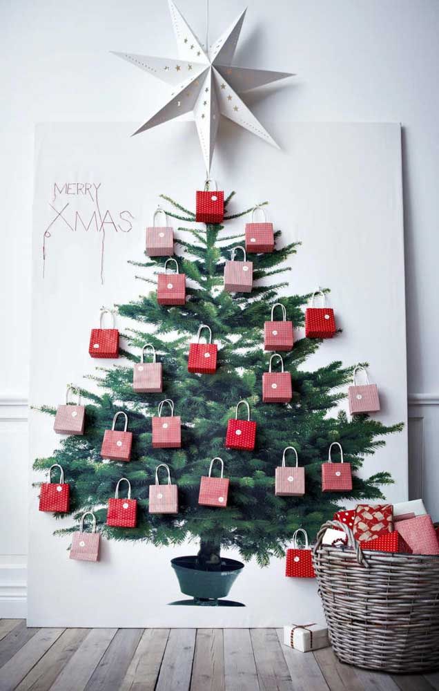 Le salut des petits espaces: arbre de Noël sur le mur