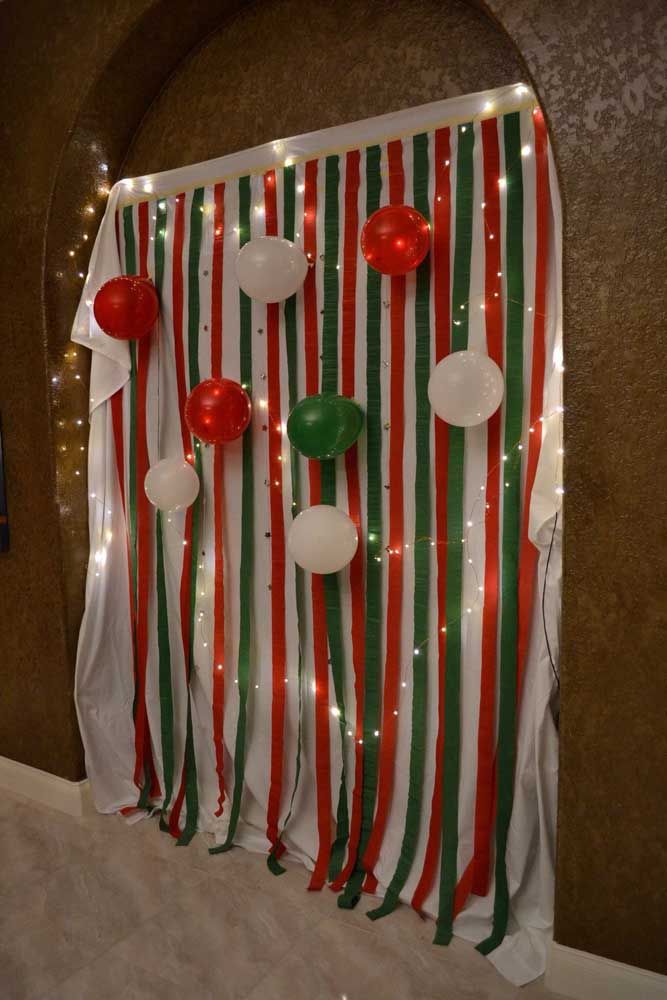 Panneau de Noël en papier crépon et ballons;  utilisez les couleurs de Noël pour rendre l'ornement plus thématique