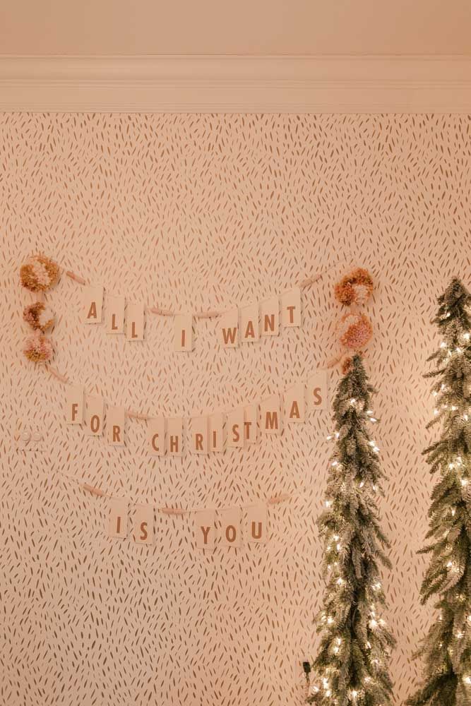 Recueillez des lettres et assemblez le message de Noël que vous voulez et mettez-le sur le mur