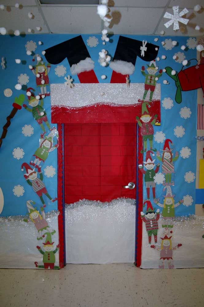 Un père Noël coincé dans la cheminée et des elfes espiègles sont le thème de ce panneau amusant