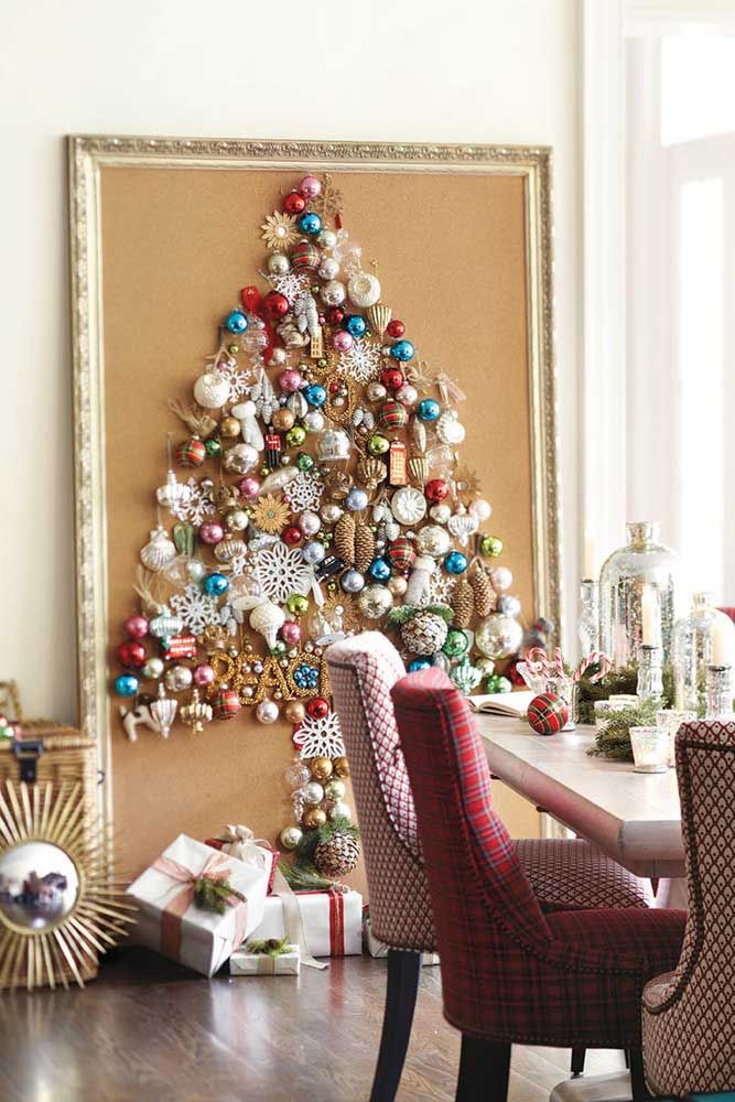 Comment réutiliser un cadre inutilisé: collez des boules et des décorations de Noël formant le dessin d'un arbre 