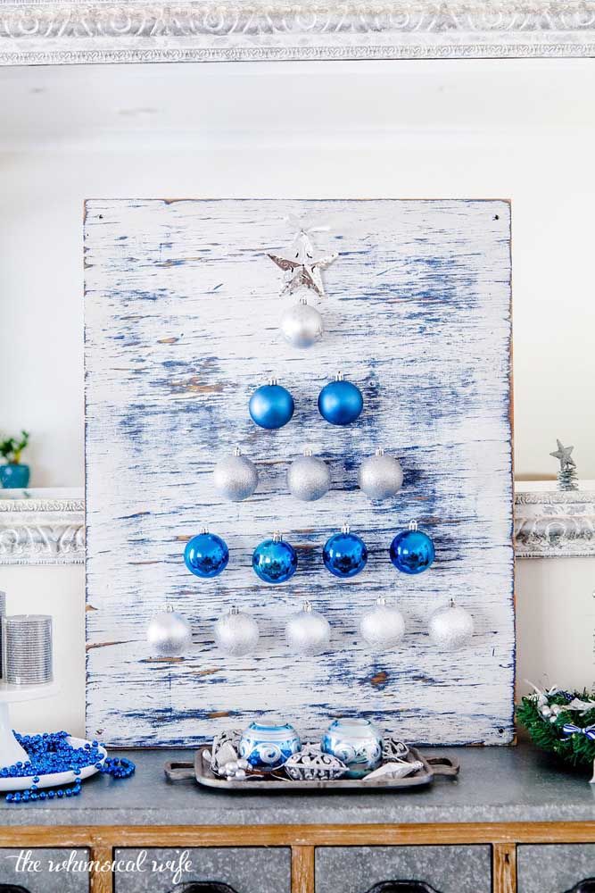 Panneau de Noël formé de pois bleus et d'un fond à effet patiné