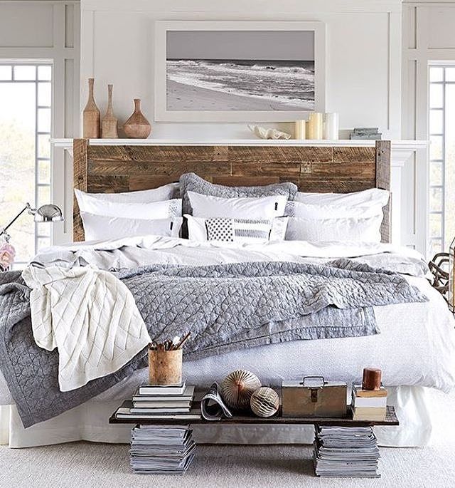 Tête de lit mise en valeur dans la chambre avec un décor épuré.