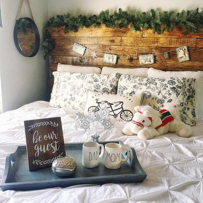 Tête de lit avec ornements et objets décoratifs