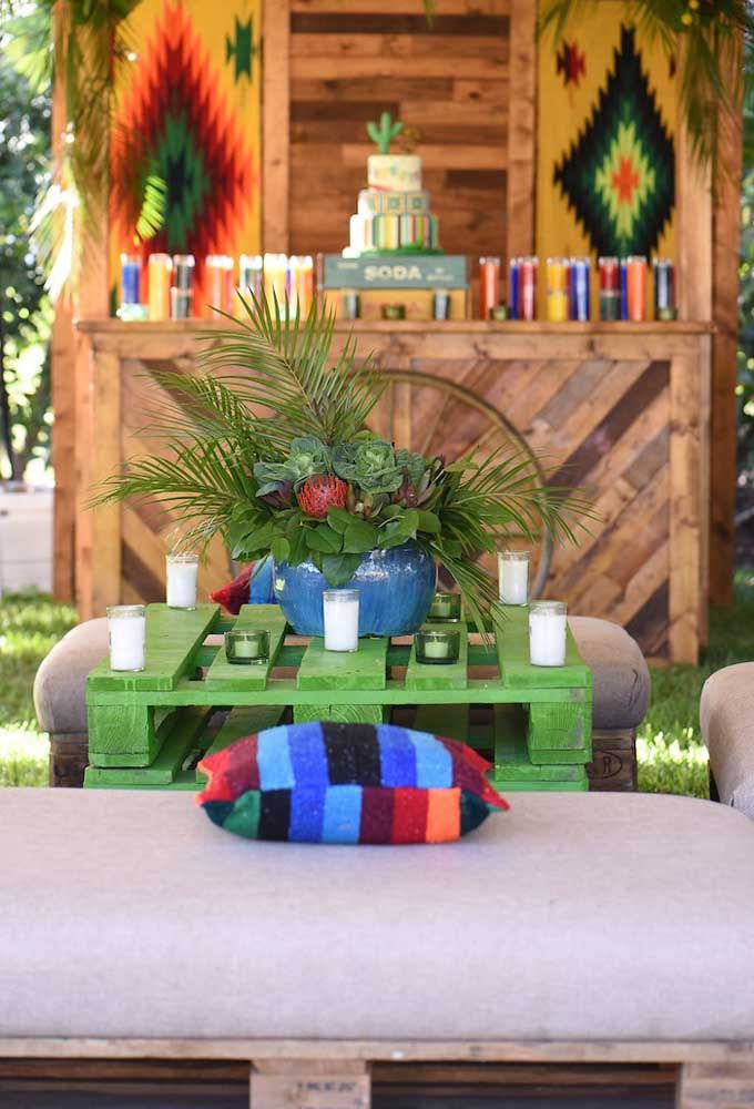 Des palettes, des couleurs vives et des plantes tropicales ajoutent une touche rustique à cette fête mexicaine