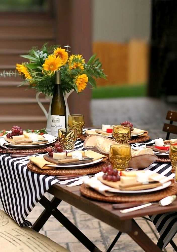 Soirée fromages et vins dans le jardin avec un décor simple et rustique