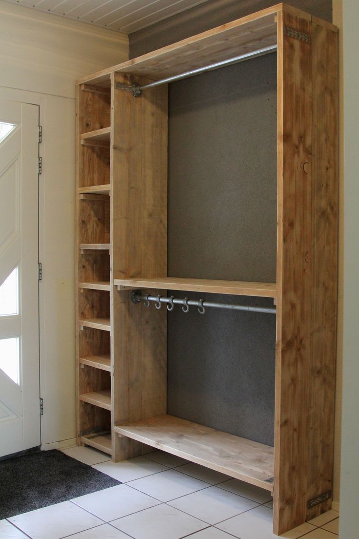 Modèle d'armoire à palette ouverte avec étagères et racks.